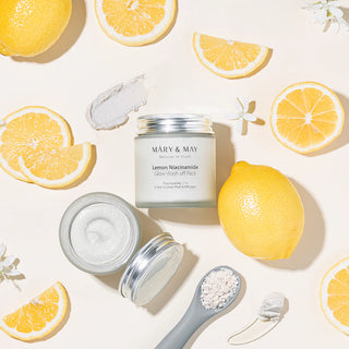 MARY&MAY Lemon Niacinamide Glow Wash Off Pack vue de dessus entoure de rondelles de citron frais et spatule