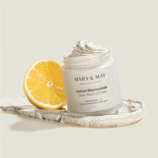 MARY&MAY Lemon Niacinamide Wash Off Pack pot ouvert avec texture cremeuse blanche et demi-citron