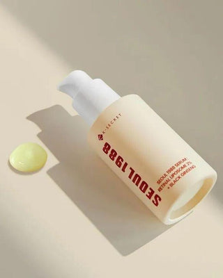 Flacon KSECRET Seoul 1988 Retinal Serum renverse sur fond beige avec goutte de serum jaune a cote