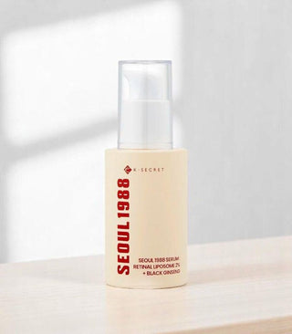 Flacon KSECRET Seoul 1988 Retinal Serum debout sur une etagere en bois clair avec lumiere naturelle