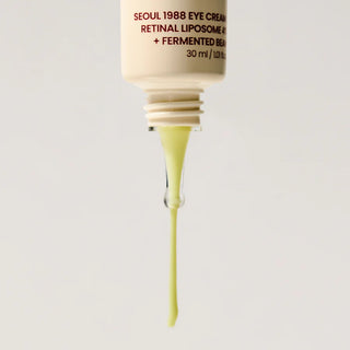 Gros plan sur l'embout du Seoul 1988 Eye Cream K-Secret avec goutte de texture vert clair qui tombe