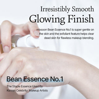 Mixsoon Bean Essence versee sur le dos de la main, texture gel transparente et fini lumineux