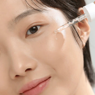 Application du Beauty of Joseon Glow Deep Serum sur la joue avec pipette, peau eclatante