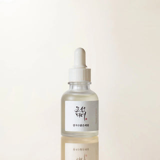 Vue rapprochee du flacon Beauty of Joseon Glow Deep Serum, pipette blanche et serum dore visible