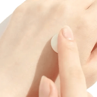Application de la creme solaire Round Lab Birch Juice Sun Cream sur le dos de la main