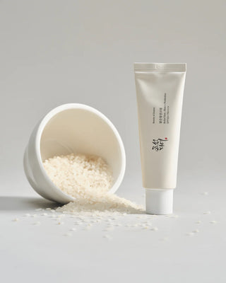 Beauty of Joseon Relief Sun - tube debout a cote d'un bol de grains de riz sur fond gris clair