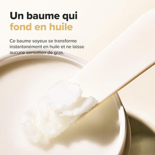 Spatule prelevant le baume Beauty of Joseon Radiance Cleansing Balm dans le pot ouvert