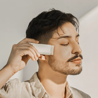 Homme appliquant le Beauty of Joseon Matte Sun Stick sur la tempe, fini mat invisible sur la peau