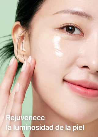 Gros plan joue lumineuse apres application de la CELIMAX Noni Ampoule, peau eclatante et hydratee