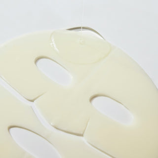 Masque gel BIODANCE Vita Niacinamide jaune pale vu de pres avec goutte de serum sur la surface