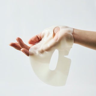Main tenant le masque hydrogel BIODANCE Vita Niacinamide souple et translucide, texture gelatineuse