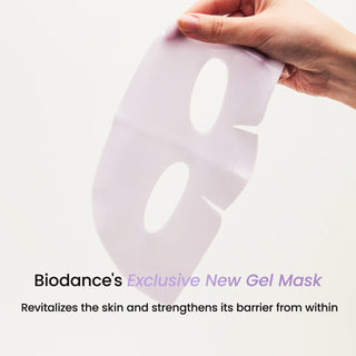 Main tenant le masque gel violet BIODANCE Caviar PDRN deplie sur fond blanc