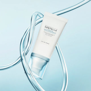 SKIN1004 Hyalu-Cica Sun Serum SPF50+ tube entoure de tubes transparents sur fond bleu pastel
