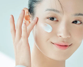Application du serum solaire SKIN1004 Hyalu-Cica sur la joue, texture blanche et legere