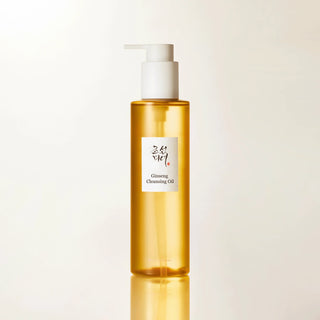Flacon Beauty of Joseon Ginseng Cleansing Oil sur fond beige avec reflet sur surface miroir