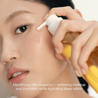 Application de Beauty of Joseon Ginseng Cleansing Oil sur la joue, texture huileuse doree sur peau nette