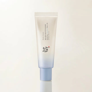 Beauty of Joseon Relief Sun Rice + B5 SPF50+ tube incline sur fond beige clair