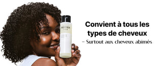 COSRX PEPTIDE-132 Shampoo - femme aux cheveux boucles tenant le flacon, tous types de cheveux