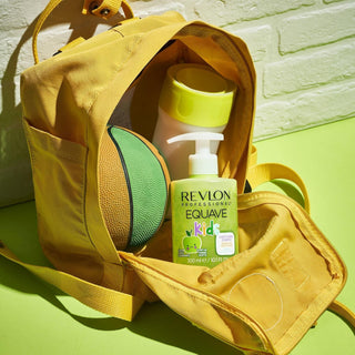 Flacon Revlon Equave Kids 300ml dans un sac a dos jaune d'enfant avec un ballon vert