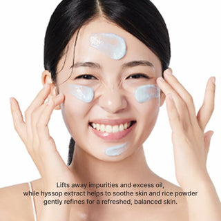 Visage souriant avec nettoyant ARENCIA Blue Hyssop applique en taches bleues sur les joues et le front