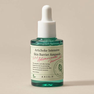 Flacon pipette vert AXIS-Y Artichoke Intensive Skin Barrier Ampoule 30 ml sur fond beige