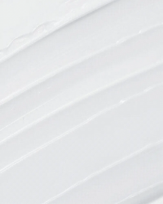 Texture onctueuse blanche de la creme Anua Heartleaf 70% Intense Calming etalee en stries diagonales