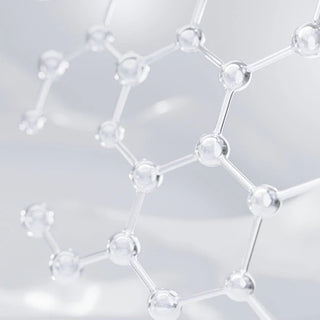 Structure moleculaire 3D en verre representant les actifs du serum ANUA Niacinamide 10+ TXA 4