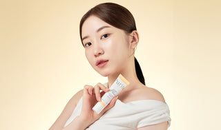 Modele au teint lumineux tenant le tube PURITO SEOUL Wonder Releaf Centella BB Cream pres du visage