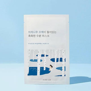 Sachet individuel Round Lab Birch Juice Moisturizing Mask avec motif bouleaux sur fond bleu clair