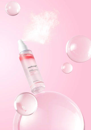 Medicube PDRN Glutathione Serum Mist vaporisant une brume fine entoure de bulles transparentes