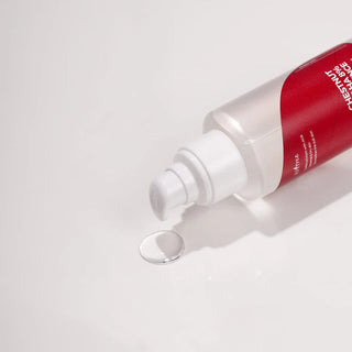 Flacon ISNTREE Chestnut AHA 8% Clear Essence couche sur le cote avec goutte de texture transparente