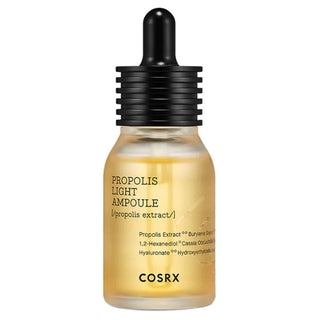Flacon compte-gouttes COSRX Propolis Light Ampoule 30ml au serum dore sur fond blanc