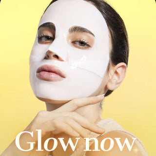 Mannequin portant le masque hydrogel COSRX Snail Mucin blanc sur le visage sur fond jaune