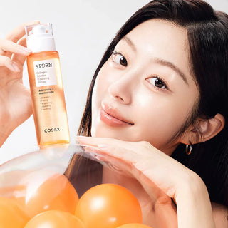 Mannequin presentant le COSRX 5 PDRN Serum Collagene pres de son visage, spheres orange
