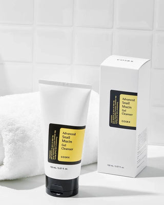 COSRX Nettoyant Gel Mucine Escargot tube et boite blanche dans une salle de bain avec serviette