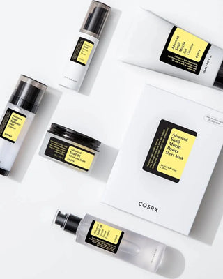 Gamme COSRX Advanced Snail Mucin vue du dessus avec nettoyant gel, essence, creme et masques