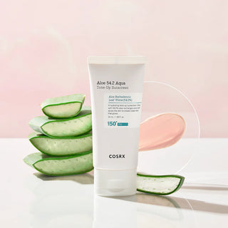 COSRX Aloe 54.2 Aqua Sunscreen avec feuilles d'aloe vera fraiches et touche de creme rose