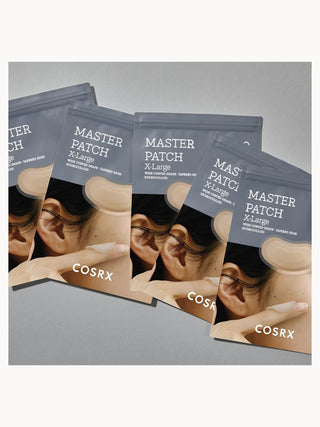 Quatre sachets gris COSRX Master Patch X-Large disposes en eventail sur fond argente