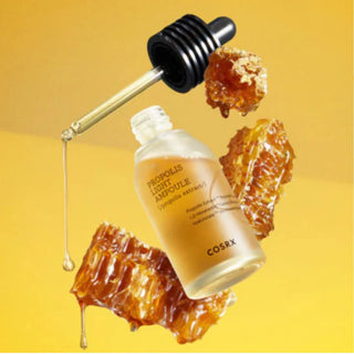 COSRX Propolis Light Ampoule flottant avec morceaux de cire d'abeille et miel sur fond jaune