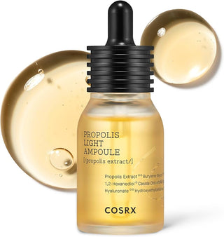 COSRX Propolis Light Ampoule avec gouttes de serum dore et bulles autour du flacon