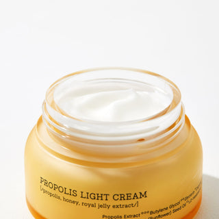 COSRX Propolis Light Cream gros plan texture creme blanche lisse dans le pot en verre jaune