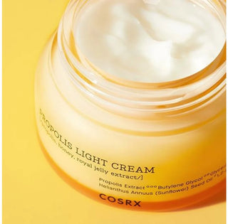 COSRX Propolis Light Cream gros plan texture creme blanche onctueuse dans le pot jaune ouvert