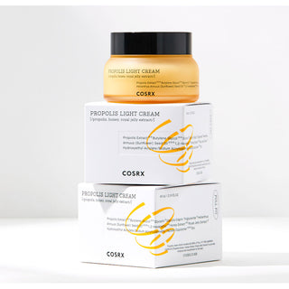 COSRX Propolis Light Cream pot jaune avec ses deux boites blanches empilees, logo Full Fit dore