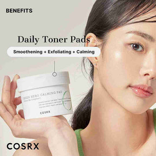 Modele tenant le pot COSRX Green Hero Calming Pad pres du visage avec peau eclatante