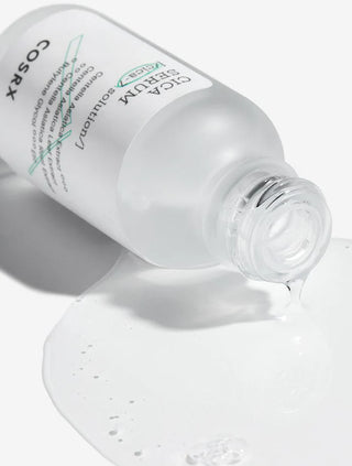 Flacon COSRX Pure Fit Cica Serum couche sur le cote avec texture serum transparente qui coule