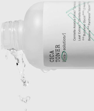 Flacon COSRX Cica Toner renverse avec tonique liquide transparent qui se deverse sur fond gris clair