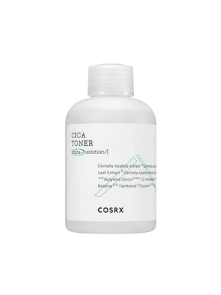 Flacon COSRX Cica Toner 150ml vu de trois-quarts sur fond vert uni avec reflet lumineux