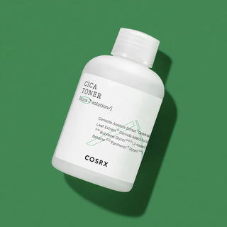 Flacon COSRX Cica Toner incline bouchon ouvert sur fond vert avec ombre portee