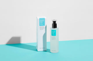 COSRX Poreless Power Liquid flacon pompe et boite blanche a cote sur fond turquoise bicolore