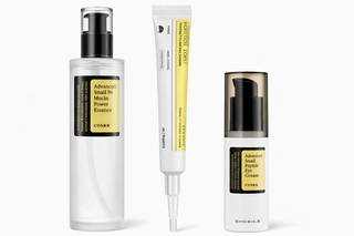 Trio COSRX anti-age - essence Snail 96 Mucin, contour des yeux Snail Peptide et creme retinol sur fond gris